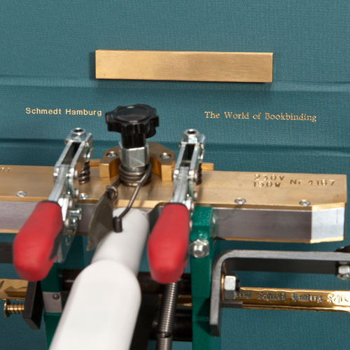 PräGnant | Manual blocking press - for one-off titles and name embossings - Applications: cloth, leather and paper cases, certificates and d... - image-3