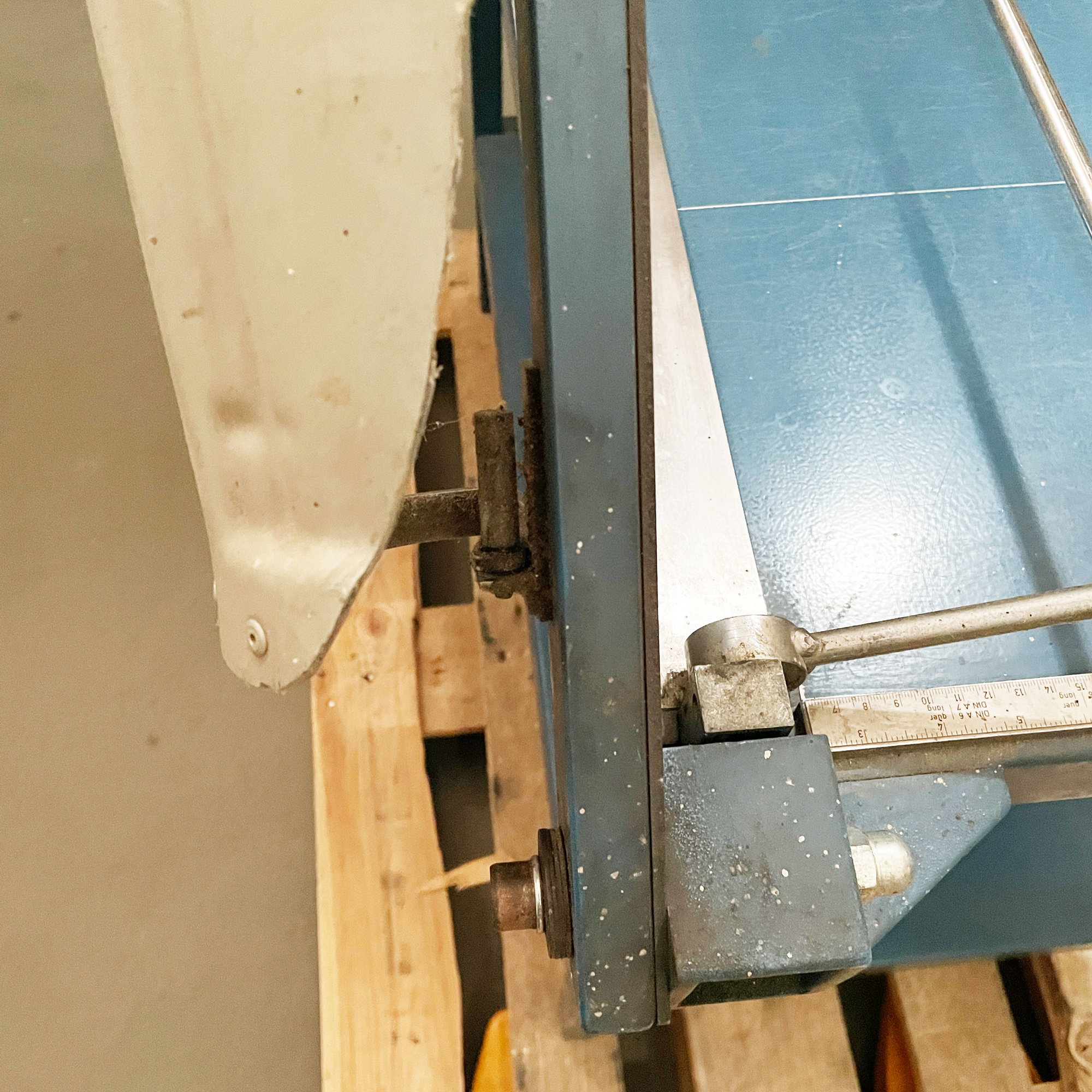 Paper trimmer - Refurbished machine - Table size: 70 x 56 cm
Cutting length: 70 cm

- Lever broken off, but can be plugged in and used -... - image-6