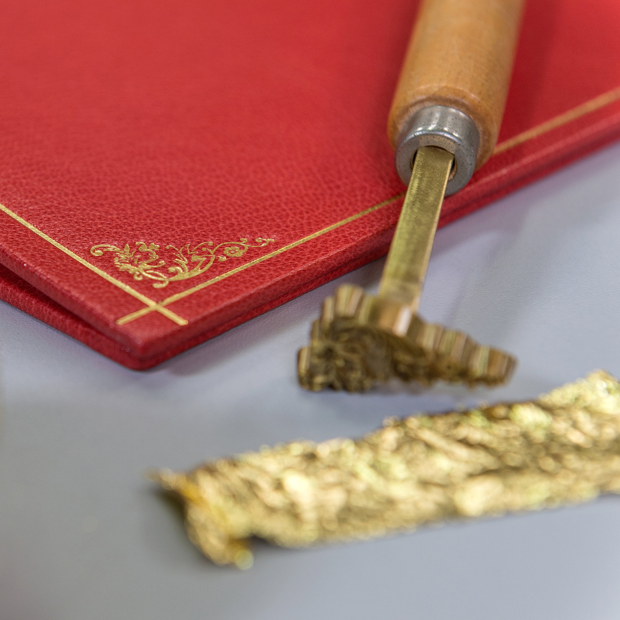 Fer à dorer en laiton - pour la dorure à la main avec manche en bois - pour la dorure manuelle sur livres etc. L'outil doit être chauffé sur... - image-2