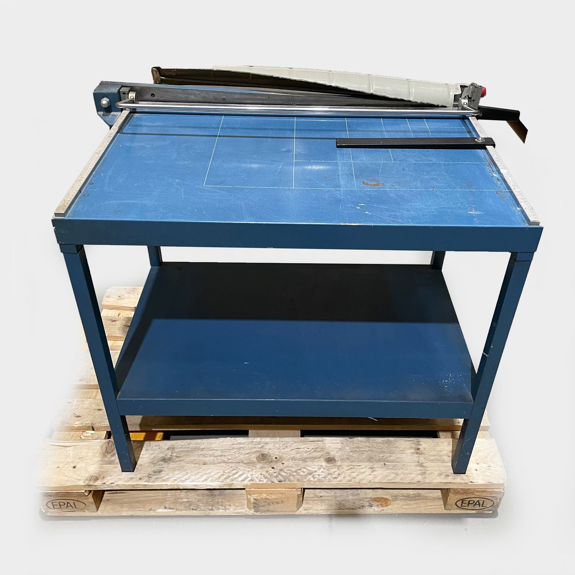 Hebelschneider - Gebrauchtmaschine - Tischgröße: 81 x 55 cm 
Schnittlänge: 81 cm
auch für dünne Pappe geeignet

- Hebel abgebrochen, kan... - Bild-2