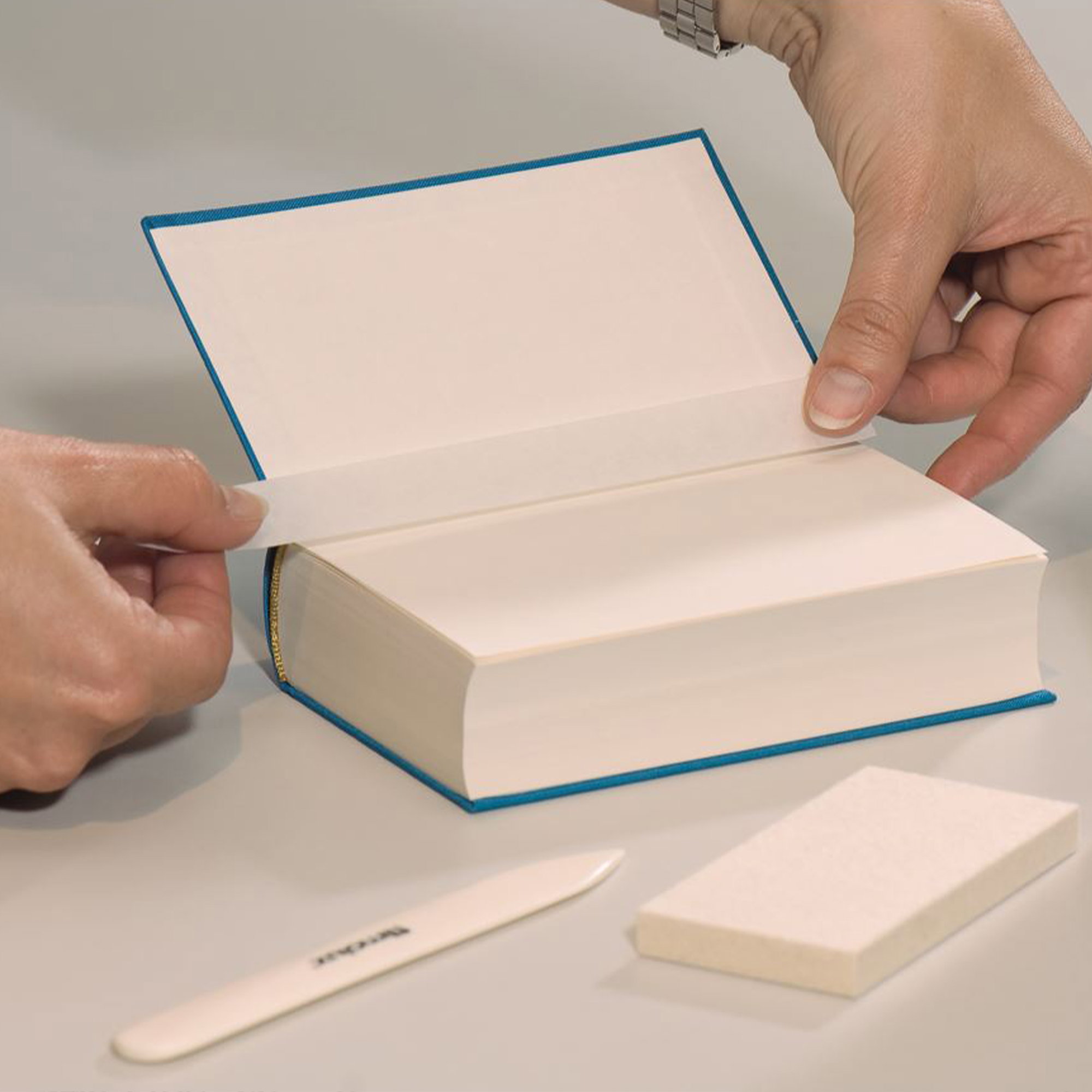 Filmoplast P90 • blanco - Papel especial autoadhesivo - 50 g/m² - Aplicaciones: reparación, protección e integración de papeles, inclusión y... - imagen-2