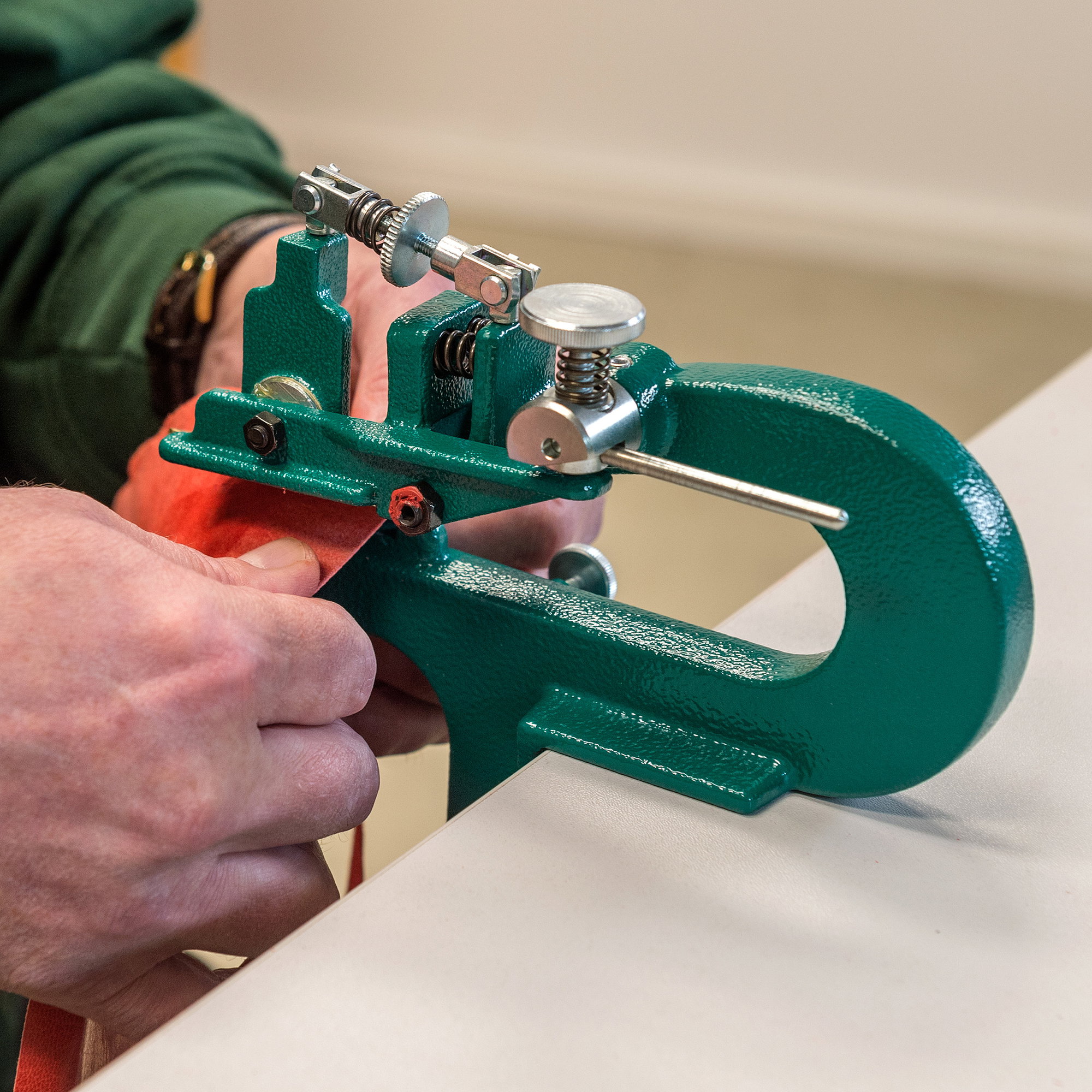 Schärffix® Lederschärfapparat - zur Befestigung am Arbeitstisch - Mit diesem Gerät lässt sich Leder für die weitere Verarbeitung ausschärfen... - Bild-4