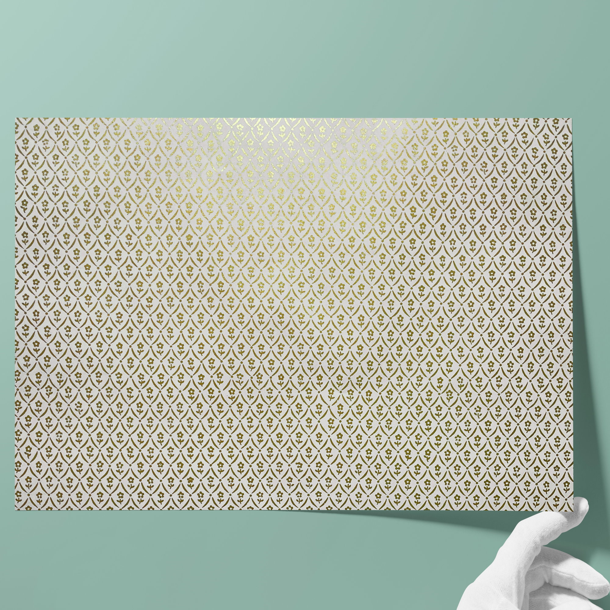 Buntpapier • Flächengewicht: 85 g/m² - Farbe 057 - Goldene Blumen - bedrucktes Papier als Bezugspapier für Bücher, Schachteln, Boxen, Verpac... - Bild-2