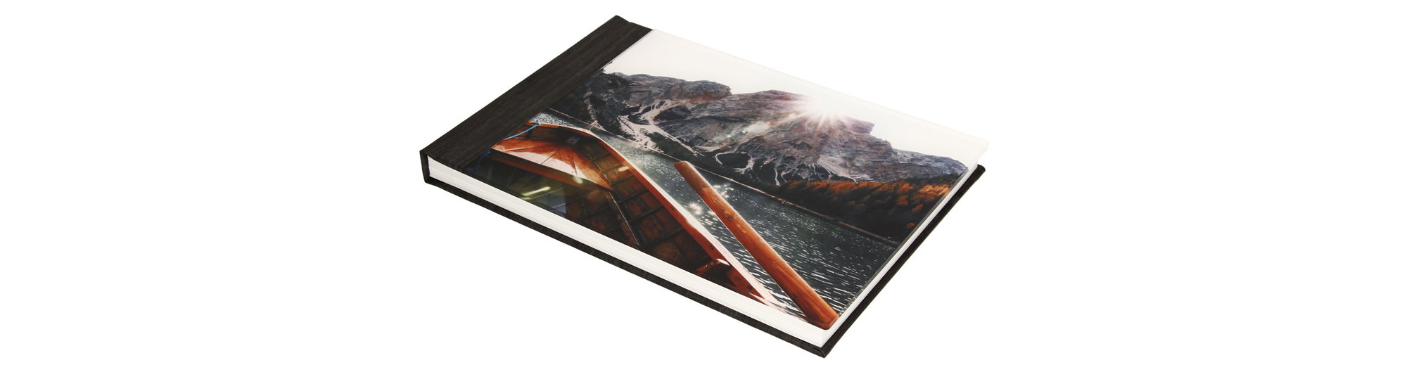 Liegendes Fotobuch mit Layflat-Bindung und Titelseite aus Acrylglas