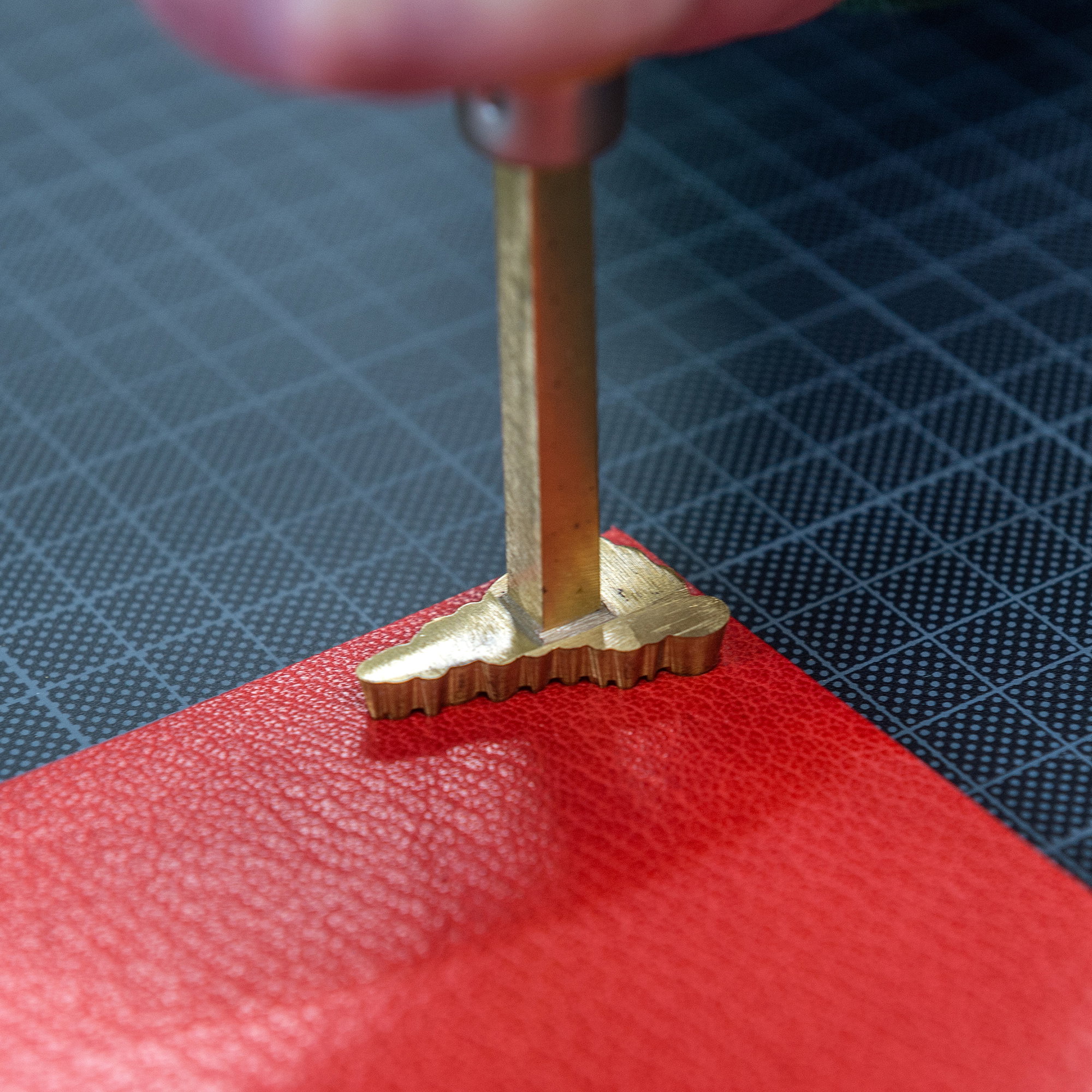 Handvergoldestempel aus Messing - für Handvergoldung mit Holzgriff - zur manuellen Vergoldung von Büchern etc. Das Werkzeug muss auf einer e... - Bild-3