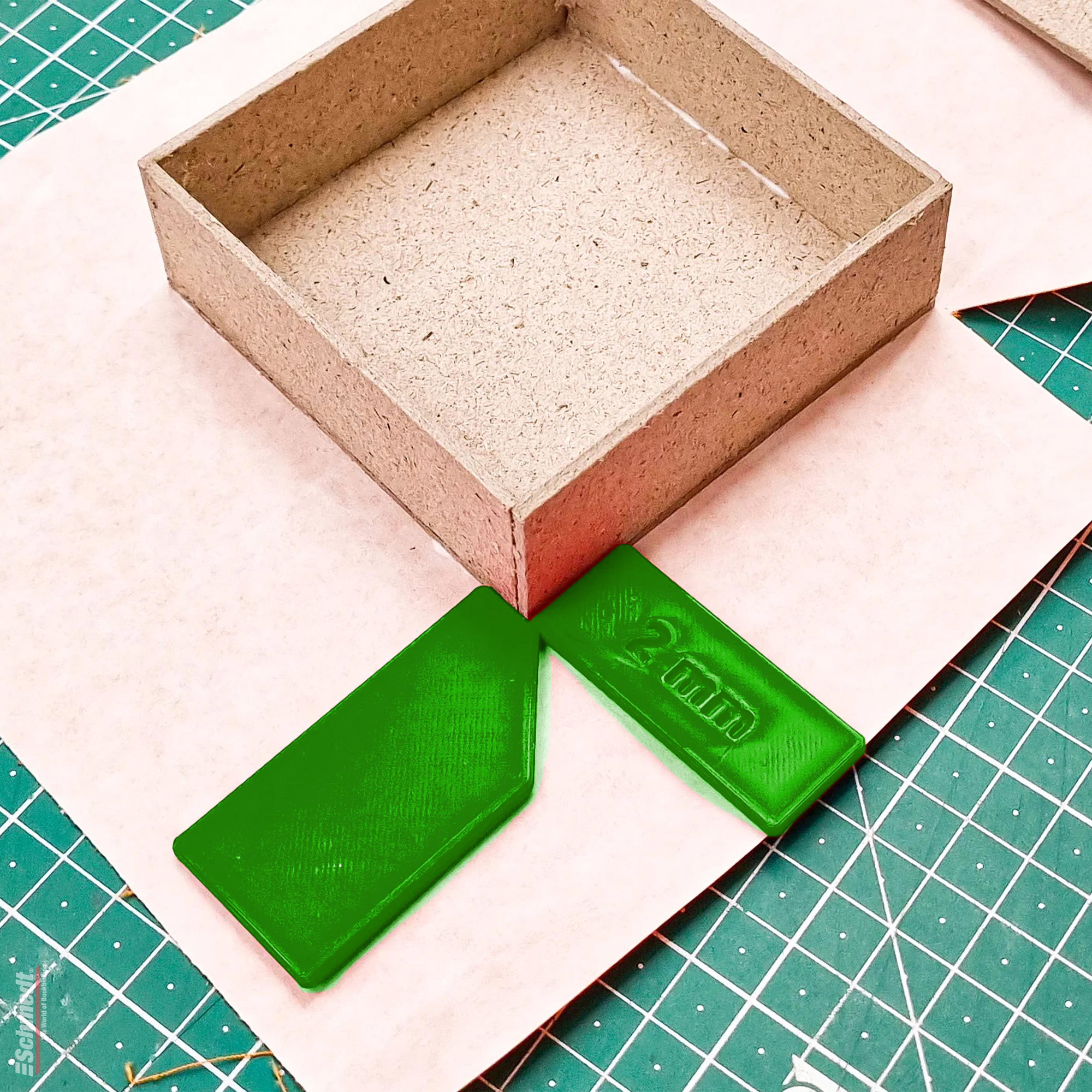 Herramienta para ribetear - para la elaboración de cajas - Esta plantilla le ayuda a cortar el material de cubierta para el exterior de su c... - imagen-1