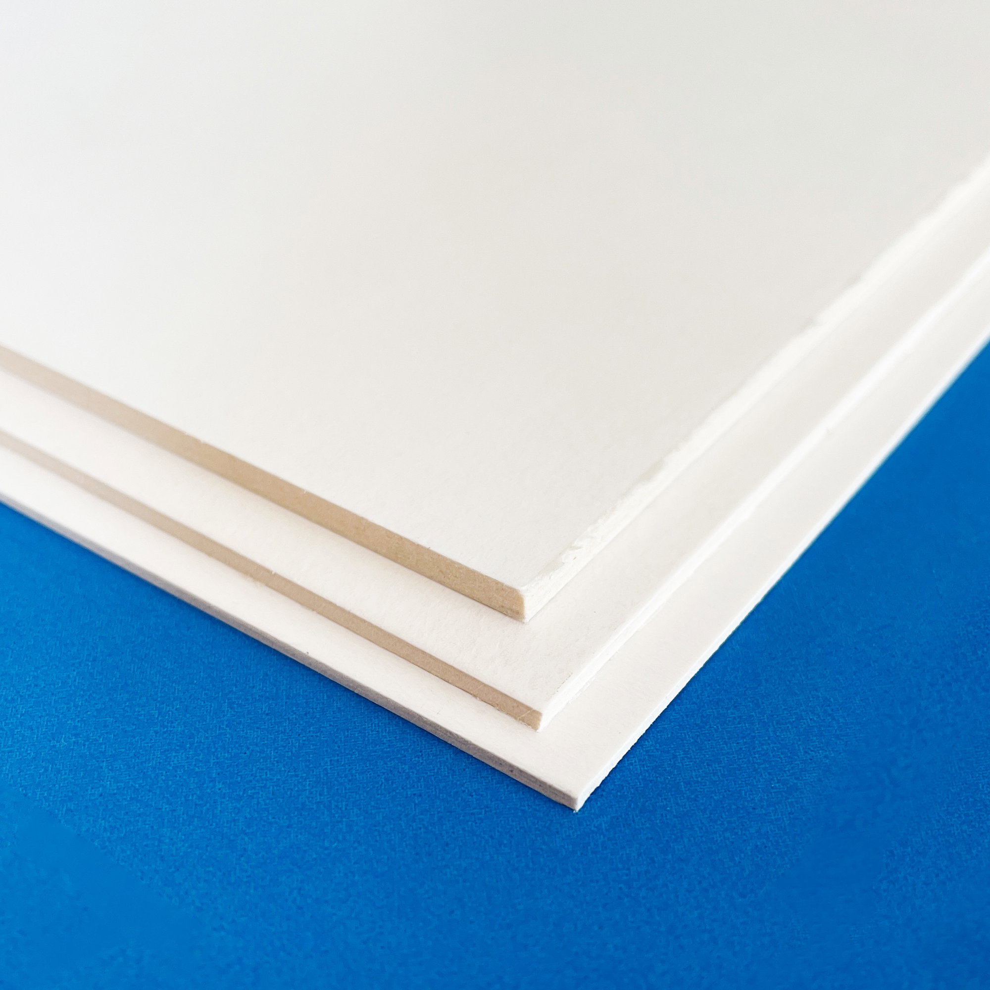 Kroma - Cartón para display - blanco por ambas caras - Aplicaciones: expositor, display, soporte, empaquetado y fines de encuadernación... - imagen-1