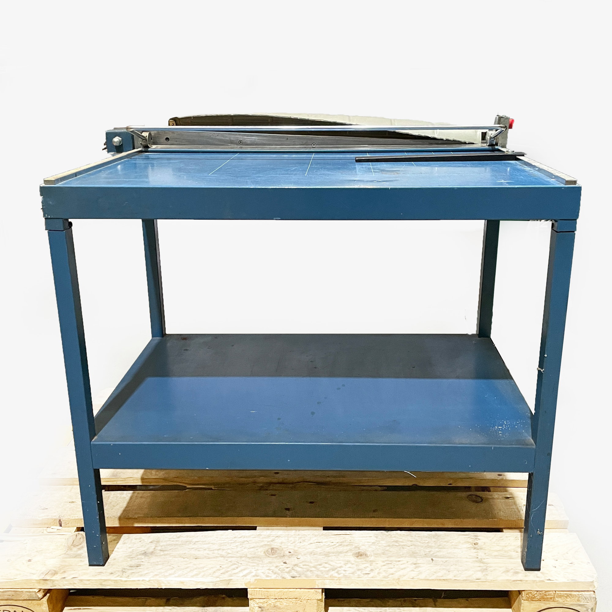 Hebelschneider - Gebrauchtmaschine - Tischgröße: 81 x 55 cm 
Schnittlänge: 81 cm
auch für dünne Pappe geeignet

- Hebel abgebrochen, kan... - Bild-1