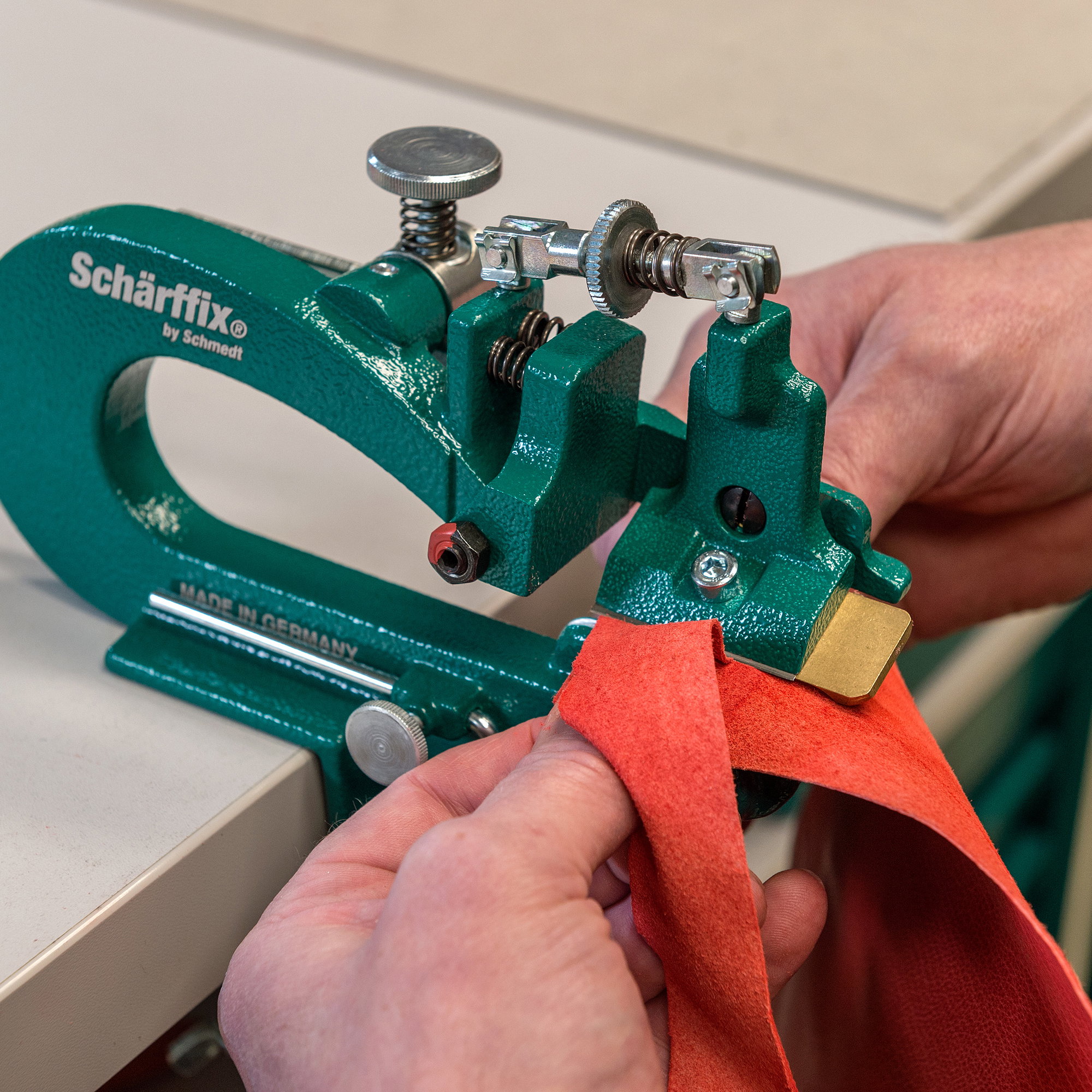 Schärffix® Lederschärfapparat - zur Befestigung am Arbeitstisch - Mit diesem Gerät lässt sich Leder für die weitere Verarbeitung ausschärfen... - Bild-2
