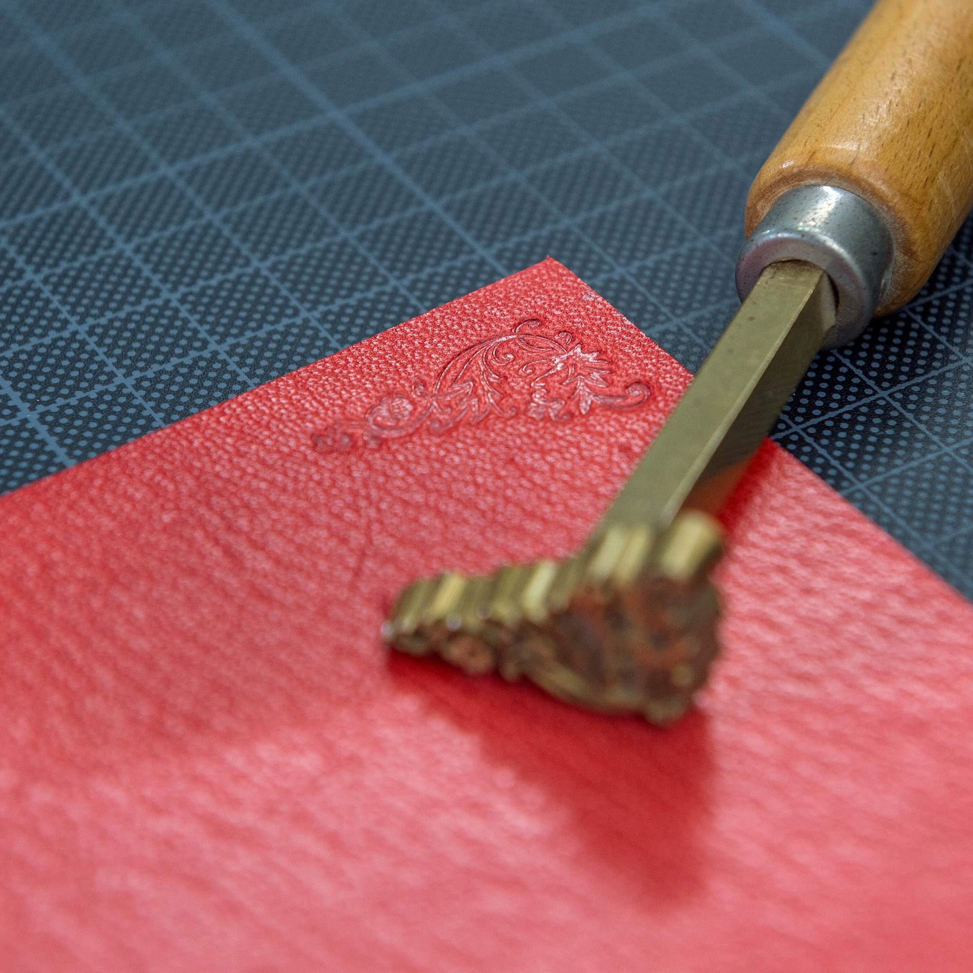 Handvergoldestempel aus Messing - für Handvergoldung mit Holzgriff - zur manuellen Vergoldung von Büchern etc. Das Werkzeug muss auf einer e... - Bild-4