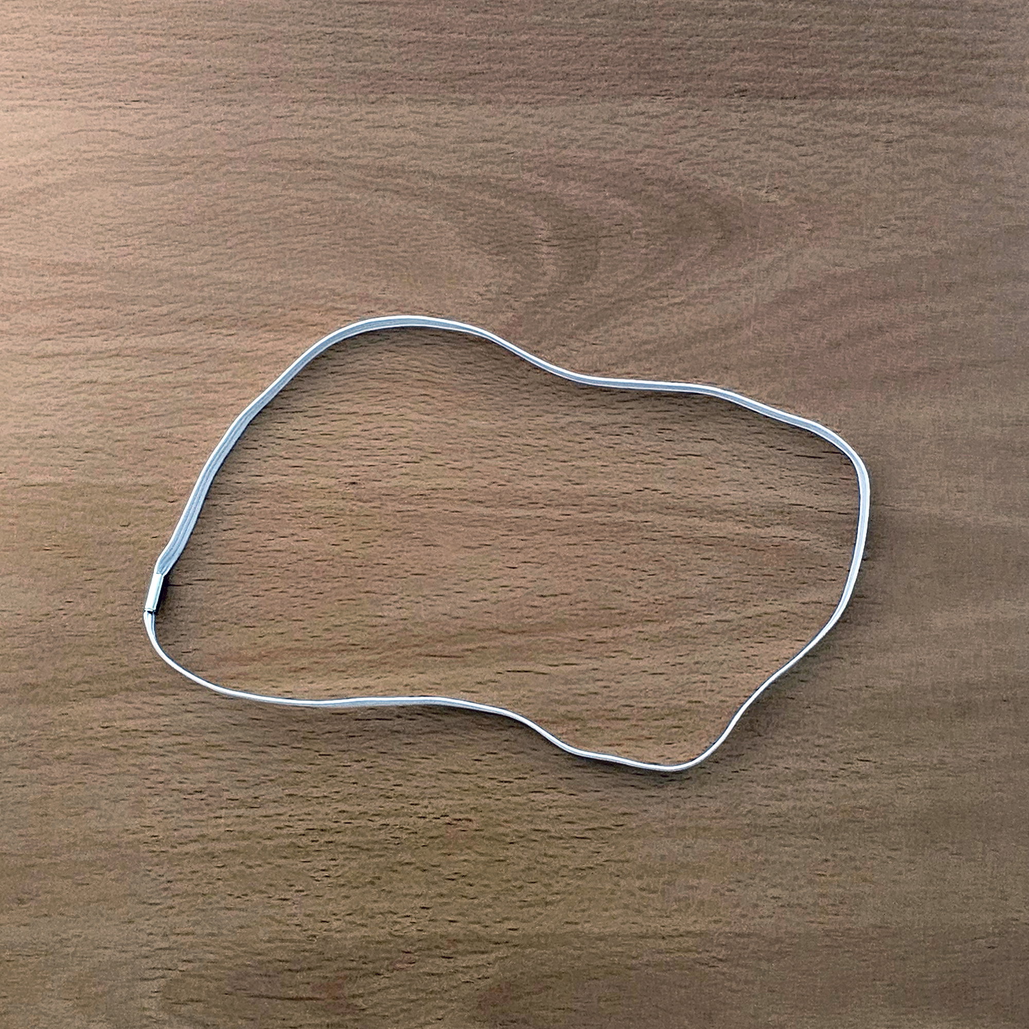 Rubber lace, flat, white - clipped to a ring - • Width: approx. 5 mm 
• Thread length: 460 mm...