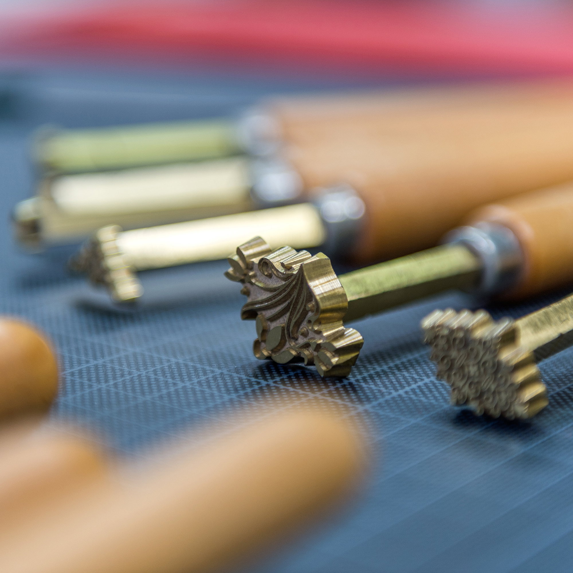 Handvergoldestempel aus Messing - für Handvergoldung mit Holzgriff - zur manuellen Vergoldung von Büchern etc. Das Werkzeug muss auf einer e... - Bild-5